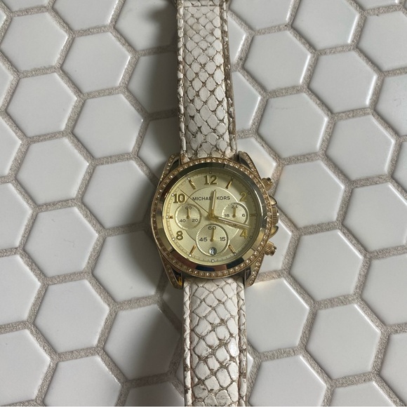 Michael Kors Watch. 5282. Leather Band. Gold Tone with Crystals - Picture 2 of 6